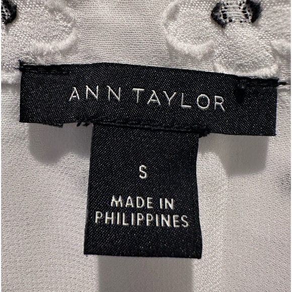 Ann Taylor White Sleeveless Floral Blouse Size Small - Picture 3 of 6